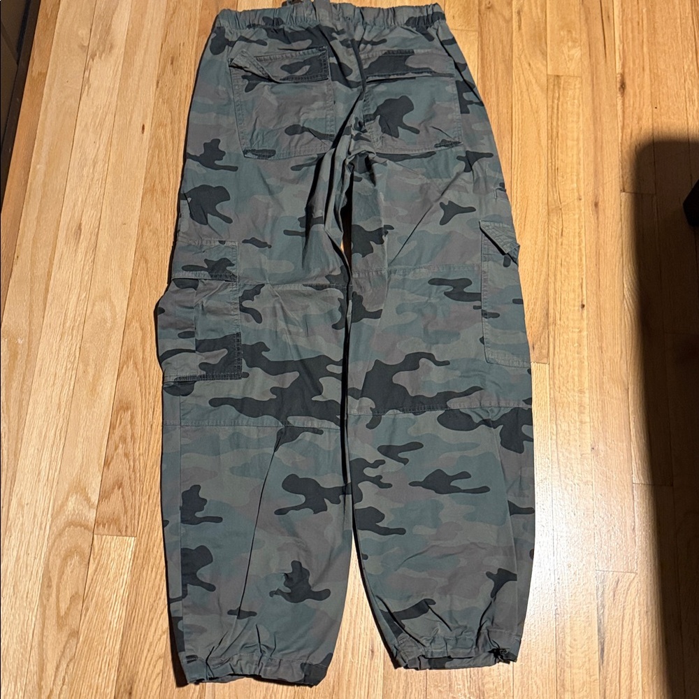 GAP Women’s Olive Green Cargo Pants - Picture 4 of 5